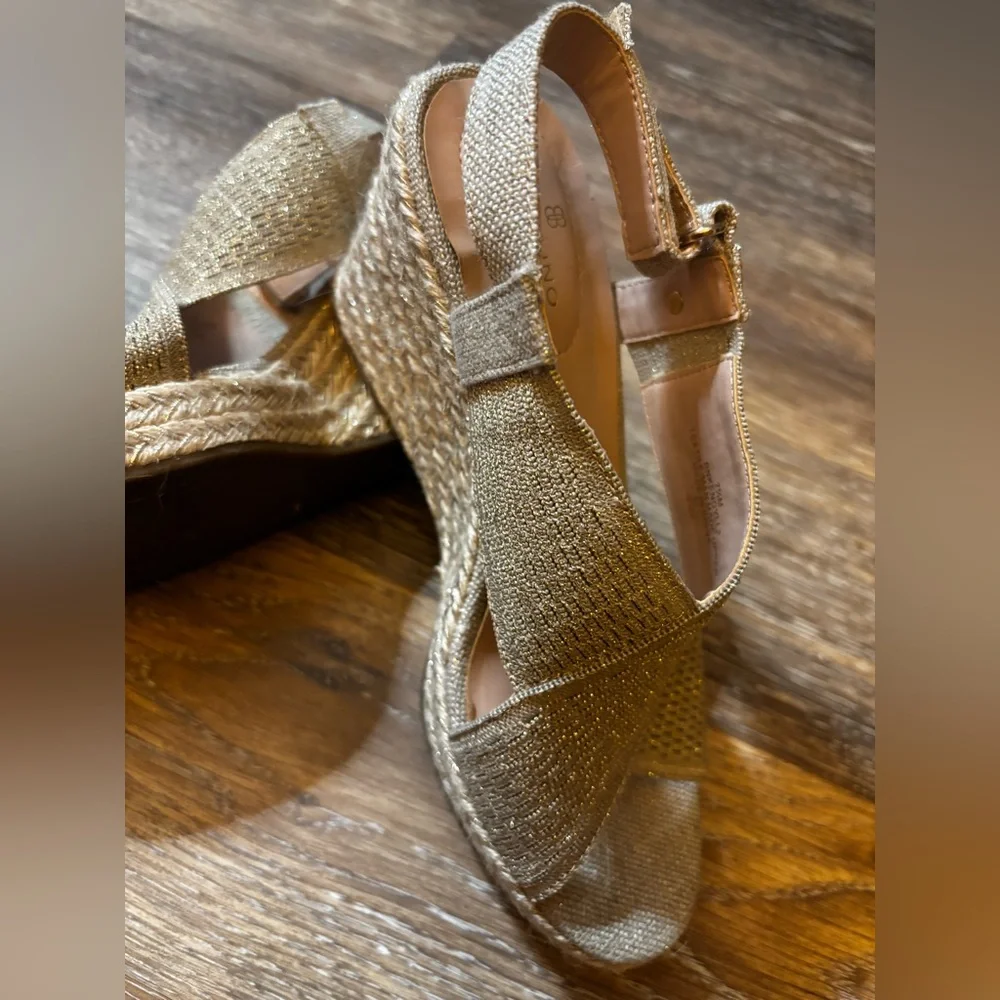 Bandolino Women's sandals shimmering Gold Wedges 7.5  M - Picture 2 of 9